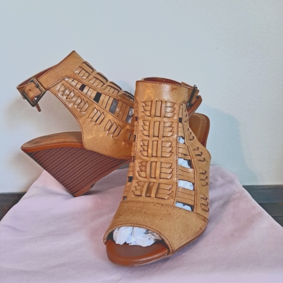 ๐ค Dollhouse Snicker Tan Peep Toe Wedge Heel Sandals - Picture 3 of 8
